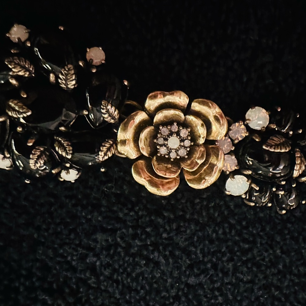 Exquisite Chloe + Isabel Black and Goldtone Floral Bracelet Intricate Accents - Picture 9 of 16
